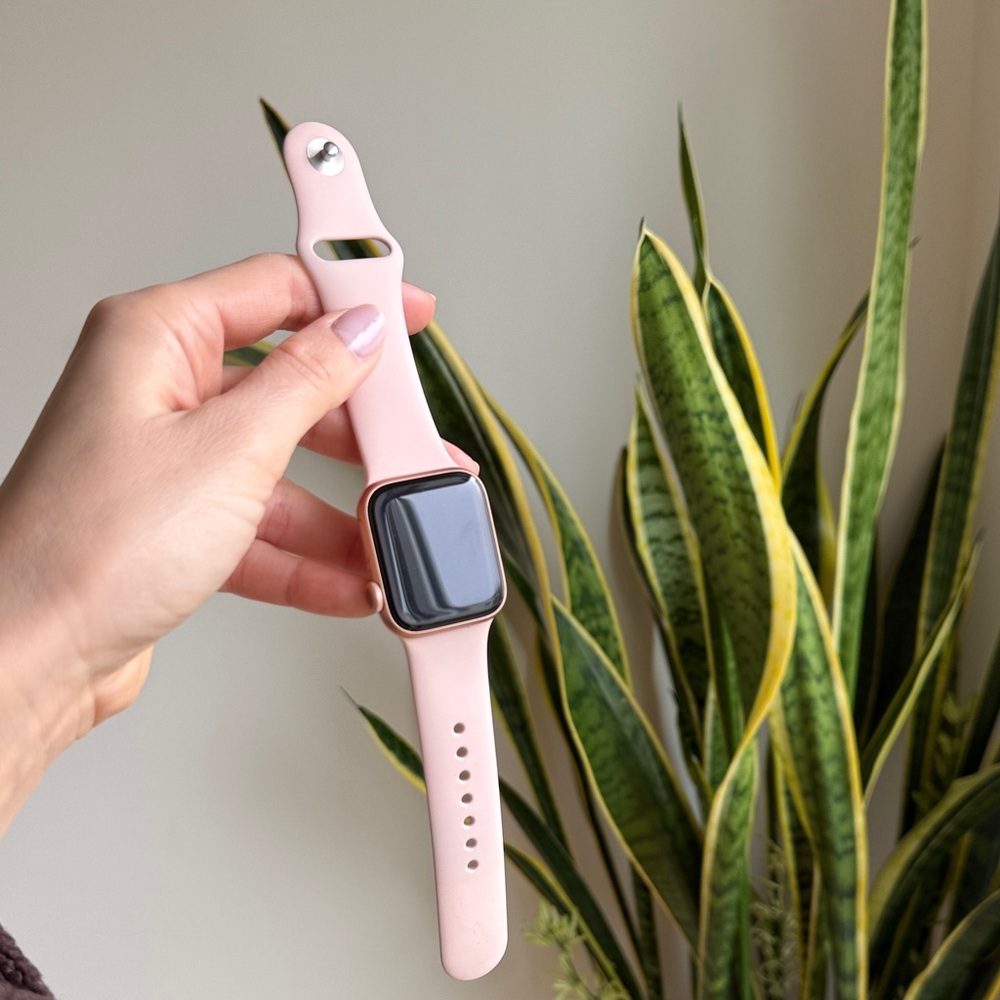 Apple Watch Series 6 (rose gold) with Pink Band